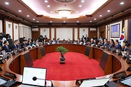 한덕수 국무총리가 21일 서울 종로구 정부서울청사에서 열린 ‘제22회 국무회의’를 주재하고 있다.