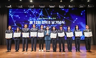 지영미 질병관리청장이 20일 충남 예산군 스플라스 리솜에서 열린 ‘제12회 검역의 날 기념행사’에서 유공자 포상 수상자들과 기념 촬영을 하고 있다.