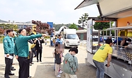 이한경 행정안전부 재난안전관리본부장이 21일 충남 논산시 벌곡초등학교에서 열린 어린이 안전체험교실 훈련에서 지진 및 교통안전 체험을 하고 있다.