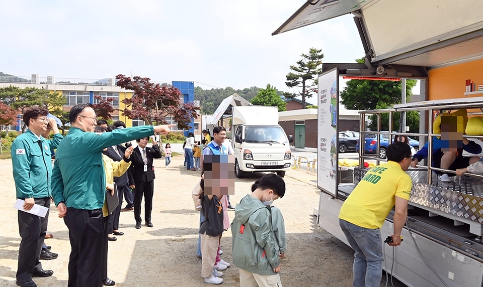이한경 행정안전부 재난안전관리본부장이 21일 충남 논산시 벌곡초등학교에서 열린 어린이 안전체험교실 훈련에서 지진 및 교통안전 체험을 하고 있다.