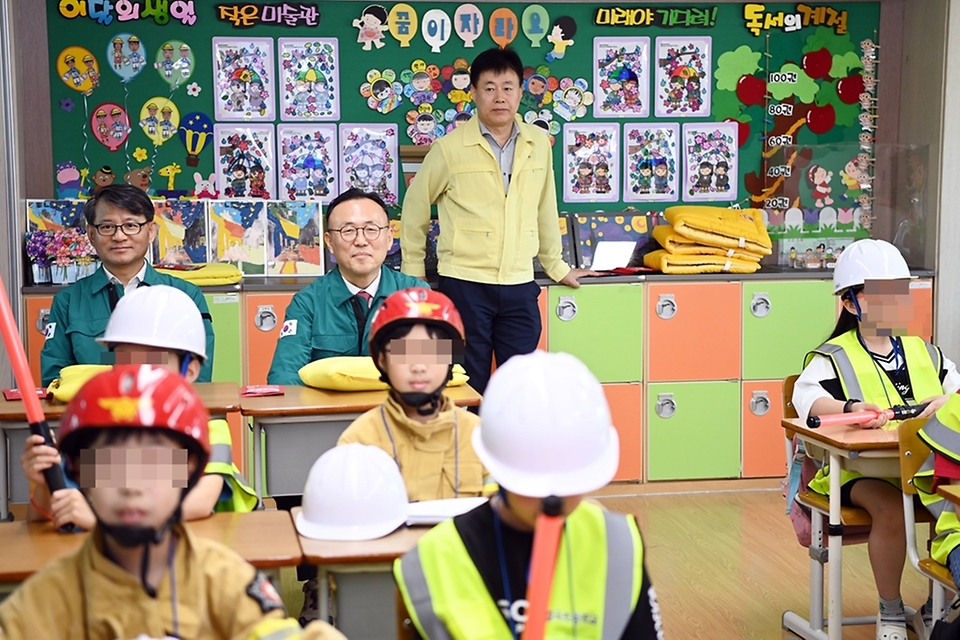 이한경 행정안전부 재난안전관리본부장이 21일 충남 논산시 벌곡초등학교에서 열린 어린이 안전체험교실 훈련에서 화재 대피훈련을 참여하고 있다.