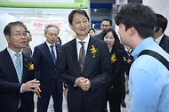 안덕근 산업통상자원부 장관이 21일 서울 강남구 코엑스에서 열린 ‘2024년 중견기업 일자리 박람회 개막식’에 참석해 박람회 내 주요 부스를 둘러보며 대화하고 있다.