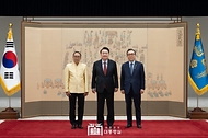 윤석열 대통령이 21일 서울 용산 대통령실 청사에서 열린 ‘주한대사 신임장 제정식’에서 타니 상랏(Tanee Sangrat) 주한 태국대사로부터 신임장을 전달 받은 뒤 기념 촬영을 하고 있다. 