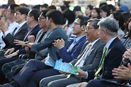 <p style="text-align: left;">21일 서울 광화문광장에서 열린 &lsquo;2024 문화다양성 주간&rsquo; 공식 개막식에서 전병극 문화체육관광부 제1차관, 정병국 한국문화예술위원회위원장 등 관계자 등 참석자들이 공연을 보며 박수를 치고 있다. 문화체육관광부는 한국문화예술위원회와 함께 21일부터 27일까지 문화다양성 주간을 갖고, &lsquo;환대-경계에 꽃이핀다&rsquo; 콘서트, 정책토론회, 청년토론회, 체험 등 다양한 행사를 진행한다.&nbsp;</p>