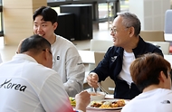 유인촌 문화체육관광부 장관이 22일 2024 파리 올림픽을 앞두고 장미란 제2차관과 함께 충북 진천 국가대표 선수촌을 방문해 장재근 선수촌장을 비롯한 선수들과 함께 식사를 하며 이야기를 나누고 있다.