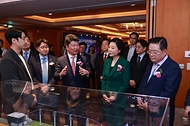 오영주 중소벤처기업부 장관이 21일 서울 중구 롯데호텔에서 열린 ‘2024 글로벌 혁신 특구 출범식’에 참석해 우동기 지방시대위원회 위원장과 전남 직류 산업 전시장을 찾아 전원 송전 기술에 대해 설명을 듣고 있다.