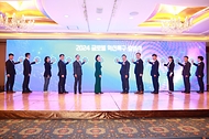 오영주 중소벤처기업부 장관이 21일 서울 중구 롯데호텔에서 열린 ‘2024 글로벌 혁신 특구 출범식’에 참석해 우동기 지방시대위원회 위원장을 비롯한 내빈들과 출범 의식을 하고 있다.