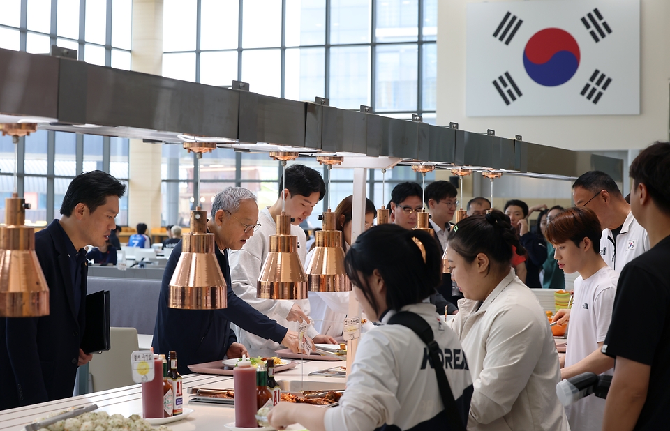 유인촌 문화체육관광부 장관이 22일 2024 파리 올림픽을 앞두고 장미란 제2차관과 함께 충북 진천 국가대표 선수촌을 방문해 선수들과 함께 식사를 하기 위해 식판에 음식을 담고 있다.
