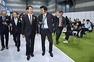 안덕근 산업통상자원부 장관이 21일 서울 강남구 코엑스에서 열린 ‘2024년 중견기업 일자리 박람회 개막식’에 참석해 박람회 내 주요 부스를 둘러보고 있다. 