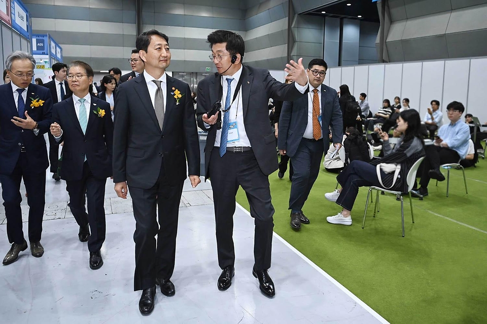 안덕근 산업통상자원부 장관이 21일 서울 강남구 코엑스에서 열린 ‘2024년 중견기업 일자리 박람회 개막식’에 참석해 박람회 내 주요 부스를 둘러보고 있다. 