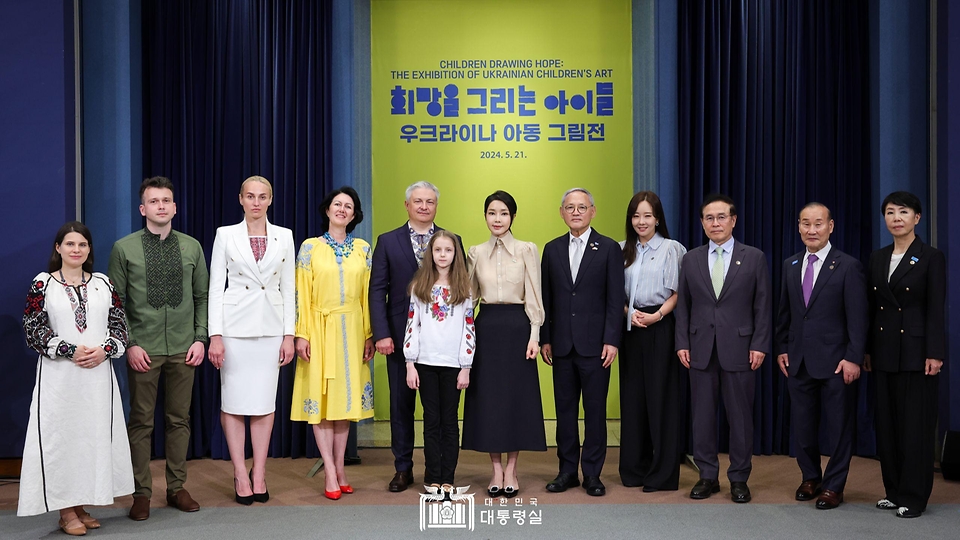 김건희 여사가 21일 청와대 춘추관에서 열린 ‘희망을 그리는 아이들: 우크라이나 아동 그림전’을 찾아 참석자들과 함께 기념 촬영을 하고 있다.