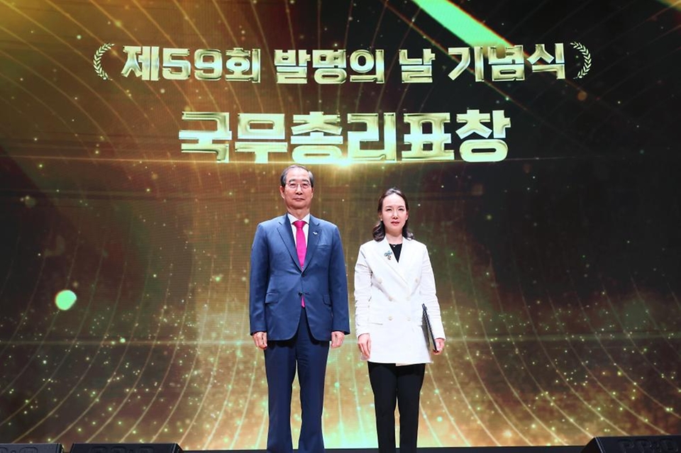 한덕수 국무총리가 21일 서울 중구 대한상공회의소에서 열린 ‘제59회 발명의 날 기념식’에서 국무총리표창을 수여한 뒤 수상자와 기념 촬영을 하고 있다.