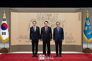 윤석열 대통령이 21일 서울 용산 대통령실 청사에서 열린 ‘주한대사 신임장 제정식’에서 미즈시마 고이치(Mizushima Koichi) 주한 일본대사로부터 신임장을 전달 받은 뒤 기념 촬영을 하고 있다. 