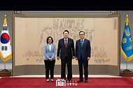 윤석열 대통령이 21일 서울 용산 대통령실 청사에서 열린 ‘주한대사 신임장 제정식’에서 픽 펑 청(Pick Fung Chong) 주한 수리남대사로부터 신임장을 전달 받은 뒤 기념 촬영을 하고 있다. 