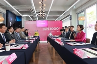 오영주 중소벤처기업부 장관이 20일 대전 유성구 ㈜컨텍에서 이성희 컨텍 대표이사를 비롯한 참석자들과 간담회를 하고 있다. 이날 중기부는 초격차 스타트업을 선정해 지원하는 ‘2024년 초격차 스타트업 1000+ 프로젝트’ 지원 대상으로 232개 기업을 추가 선정했다. 