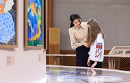 김건희 여사가 21일 청와대 춘추관에서 열린 ‘희망을 그리는 아이들: 우크라이나 아동 그림전’을 찾아 행사에 참석한 우크라이나 어린이와 함께 지뢰탐지견(patron)에 대한 이야기를 나누며, 14살 우크라이나 아동인 다리아 포포바가 지뢰탐지견을 그린 ‘우리 각각은 영웅이다’ 작품을 감상하고 있다.