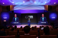 한덕수 국무총리가 22일 서울 성북구 한국과학기술연구원에서 열린 ‘AI 글로벌 포럼 개회식’에서 축사하고 있다.