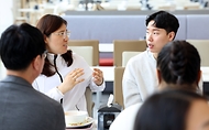 장미란 문화체육관광부 제2차관이 22일 2024 파리 올림픽을 앞두고 유인촌 장관과 함께 충북 진천 국가대표 선수촌을 방문해 장재근 선수촌장을 비롯한 선수들과 함께 식사를 하며 이야기를 나누고 있다.