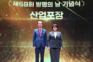 한덕수 국무총리가 21일 서울 중구 대한상공회의소에서 열린 ‘제59회 발명의 날 기념식’에서 박은주 대봉엘에스(주) 이사에게 산업포장을 수여한 뒤 기념 촬영을 하고 있다.