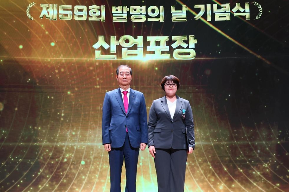 한덕수 국무총리가 21일 서울 중구 대한상공회의소에서 열린 ‘제59회 발명의 날 기념식’에서 박은주 대봉엘에스(주) 이사에게 산업포장을 수여한 뒤 기념 촬영을 하고 있다.