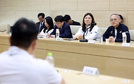 유인촌 문화체육관광부 장관이 22일 2024 파리 올림픽을 앞두고 장미란 제2차관과 함께 충북 진천 국가대표 선수촌을 방문해 지도자와 간담회를 갖고 있다.