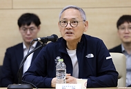 유인촌 문화체육관광부 장관이 22일 2024 파리 올림픽을 앞두고 장미란 제2차관과 함께 충북 진천 국가대표 선수촌을 방문해 지도자와 간담회를 갖고 있다.
