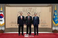 윤석열 대통령이 21일 서울 용산 대통령실 청사에서 열린 ‘주한대사 신임장 제정식’에서 마히 홀랑 알랭 웡 옌 청(Marie Roland Alain Wong Yen Cheong) 주한 모리셔스대사로부터 신임장을 전달 받은 뒤 기념 촬영을 하고 있다. 