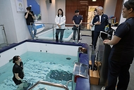 유인촌 문화체육관광부 장관이 22일 2024 파리 올림픽을 앞두고 장미란 제2차관과 함께 충북 진천 국가대표 선수촌을 방문해 운동 치료 중인 선수를 격려하고 있다.