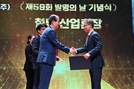 한덕수 국무총리가 21일 서울 중구 대한상공회의소에서 열린 ‘제59회 발명의 날 기념식’에서 김종환 SK하이닉스 부사장에게 철탑 산업훈장을 수여하고 있다.