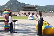 <p style="text-align: left;">21일 서울 광화문광장에서 열린 &lsquo;2024 문화다양성 주간&rsquo; 행사에 외국인 관광객들이 전시를 둘러보고 있다. 문화체육관광부는 한국문화예술위원회와 함께 21일부터 27일까지 문화다양성 주간을 갖고, &lsquo;환대-경계에 꽃이핀다&rsquo; 콘서트, 정책토론회, 청년토론회, 체험 등 다양한 행사를 진행한다.&nbsp;</p>