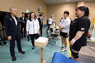 유인촌 문화체육관광부 장관이 22일 2024 파리 올림픽을 앞두고 장미란 제2차관과 함께 충북 진천 국가대표 선수촌을 방문해 훈련 중인 역도 선수들을 격려하고 있다. 