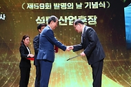 한덕수 국무총리가 21일 서울 중구 대한상공회의소에서 열린 ‘제59회 발명의 날 기념식’에서 김석순 (주)유니젯 대표이사에게 석탑 산업훈장을 수여하고 있다.