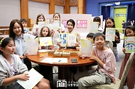 김건희 여사가 21일 청와대 춘추관에서 열린 ‘희망을 그리는 아이들: 우크라이나 아동 그림전’을 찾아 행사 참석 아이들과 메세지를 들고 기념 촬영을 하고 있다.