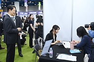 안덕근 산업통상자원부 장관이 21일 서울 강남구 코엑스에서 열린 ‘2024년 중견기업 일자리 박람회 개막식’에 참석해 박람회 내 주요 부스를 둘러보고 있다. 