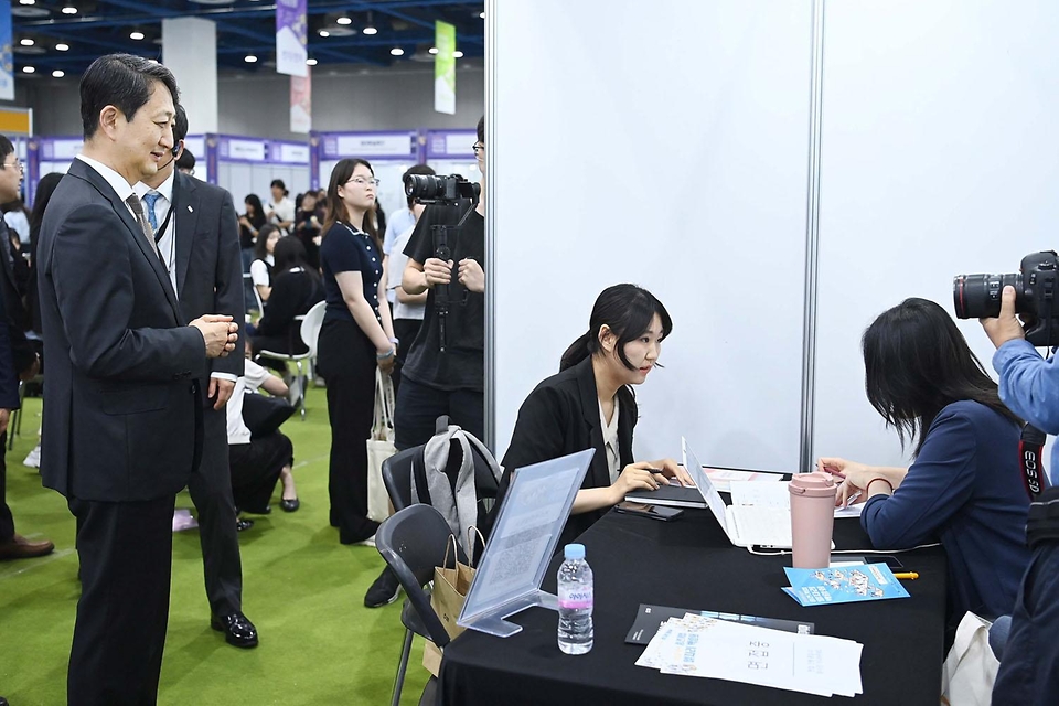 안덕근 산업통상자원부 장관이 21일 서울 강남구 코엑스에서 열린 ‘2024년 중견기업 일자리 박람회 개막식’에 참석해 박람회 내 주요 부스를 둘러보고 있다. 