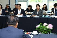 송미령 농림축산식품부 장관이 21일 충남 서천군 청년농촌보금자리단지를 방문해 청년세대 입주자 및 지역민들과 간담회를 하고 있다.