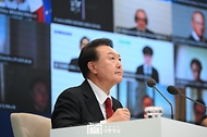 윤석열 대통령이 21일 청와대 영빈관에서 ‘AI 서울 정상회의’에 화상으로 참석하고 있다.