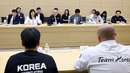 유인촌 문화체육관광부 장관이 22일 2024 파리 올림픽을 앞두고 장미란 제2차관과 함께 충북 진천 국가대표 선수촌을 방문해 지도자와 간담회를 갖고 있다.