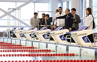 유인촌 문화체육관광부 장관이 22일 2024 파리 올림픽을 앞두고 장미란 제2차관과 함께 충북 진천 국가대표 선수촌을 방문해 시설을 둘러보고 있다. 