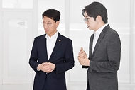 김윤상 기획재정부 차관이 21일 대전 대덕구 엔젤로보틱스 대전 연구소를 방문해 재활 보행보조로봇 관련 관계자의 설명을 듣고 있다.