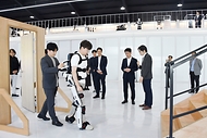 김윤상 기획재정부 차관이 21일 대전 대덕구 엔젤로보틱스 대전 연구소를 방문해 재활 보행보조로봇 시연을 보고 있다.