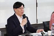 김소영 금융위원회 부위원장이 22일 오후 서울 중구 청년도약계좌 비대면상담센터에서 개최한 청년도약계좌 운영 점검회의에서 관계기관, 청년 등이 참석한 가운데 모두발언을 하고 있다.