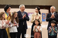김건희 여사가 21일 청와대 춘추관에서 열린 ‘희망을 그리는 아이들: 우크라이나 아동 그림전’을 찾아 드미트로 포노마렌코(Dmytro Ponomarenko) 주한우크라이나 대사, 유인촌 문화체육관광부 장관 등과 함께 전시회 개회에 대한 사회자의 설명에 박수를 치고 있다. 