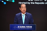 한덕수 국무총리가 22일 서울 성북구 한국과학기술연구원에서 열린 ‘AI 글로벌 포럼 개회식’에서 축사하고 있다.