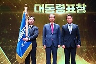 한덕수 국무총리가 21일 서울 중구 대한상공회의소에서 열린 ‘제59회 발명의 날 기념식’에서 대통령표창을 수여한 뒤 수상자와 기념 촬영을 하고 있다.