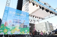 <p style="text-align: left;">21일 서울 광화문광장에서 열린 &lsquo;2024 문화다양성 주간&rsquo; 공식 개막식에서 6개국 다양한 음악인으로 구성된 한국예술종합학교 프로젝트 공연팀이 축하무대를 꾸미고 있다.&nbsp;</p>