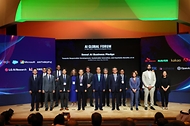 한덕수 국무총리가 22일 서울 성북구 한국과학기술연구원에서 열린 ‘AI 글로벌 포럼 개회식’에서 조태열 외교부 장관, 이종호 과학기술정보통신부 장관, 참여기업 관계자 등과 함께 기념 촬영을 하고 있다.