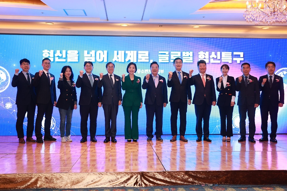 오영주 중소벤처기업부 장관이 21일 서울 중구 롯데호텔에서 열린 ‘2024 글로벌 혁신 특구 출범식’에 참석해 우동기 지방시대위원회 위원장을 비롯한 내빈들과 출범 의식을 마친 뒤 파이팅을 외치고 있다.