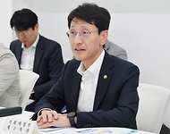 김윤상 기획재정부 차관이 21일 대전 대덕구 엔젤로보틱스 대전 연구소에서 열린 혁신기업 성장 지원을 위한 현장 간담회를 주재하고 있다.