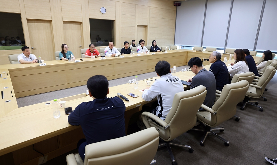 유인촌 문화체육관광부 장관이 22일 2024 파리 올림픽을 앞두고 장미란 제2차관과 함께 충북 진천 국가대표 선수촌을 방문해 지도자와 간담회를 갖고 있다.